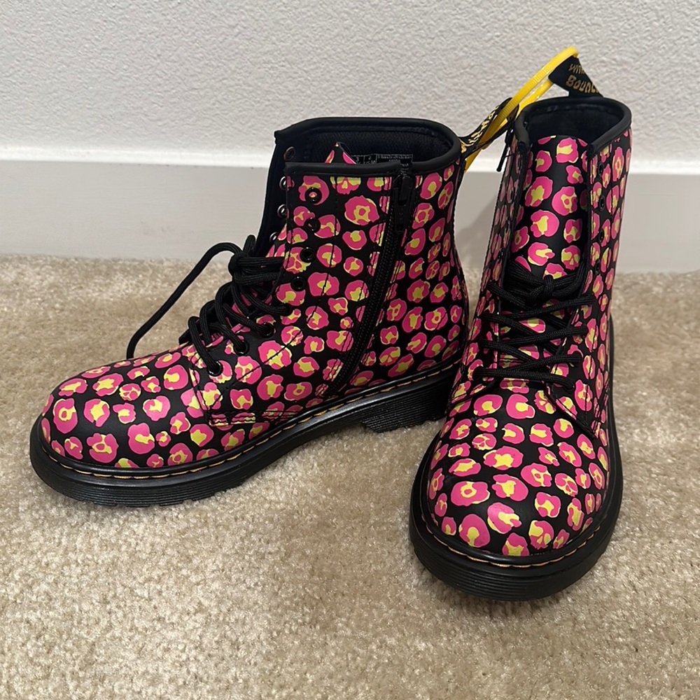 New DR MARTENS-Girls boot-Pink Leopard Girl Size 4